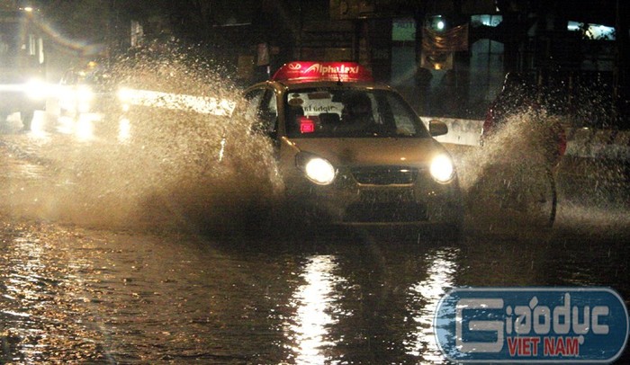 Lượng nước mưa quá lớn đổ dồn cùng một lúc khiến các con phố ở Hà Nội ngập úng.